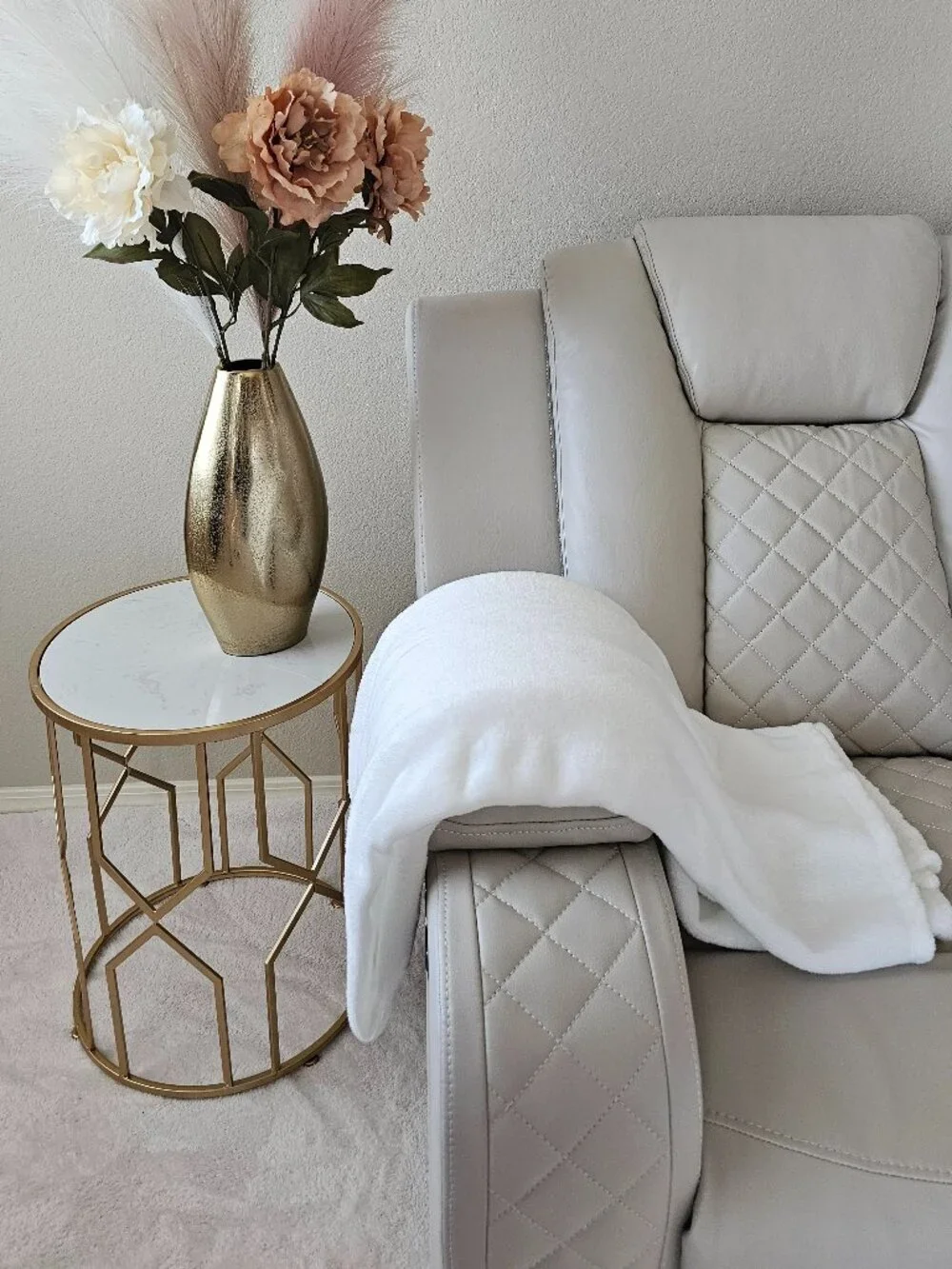 Soft White Plush Blanket for Cozy Comfort